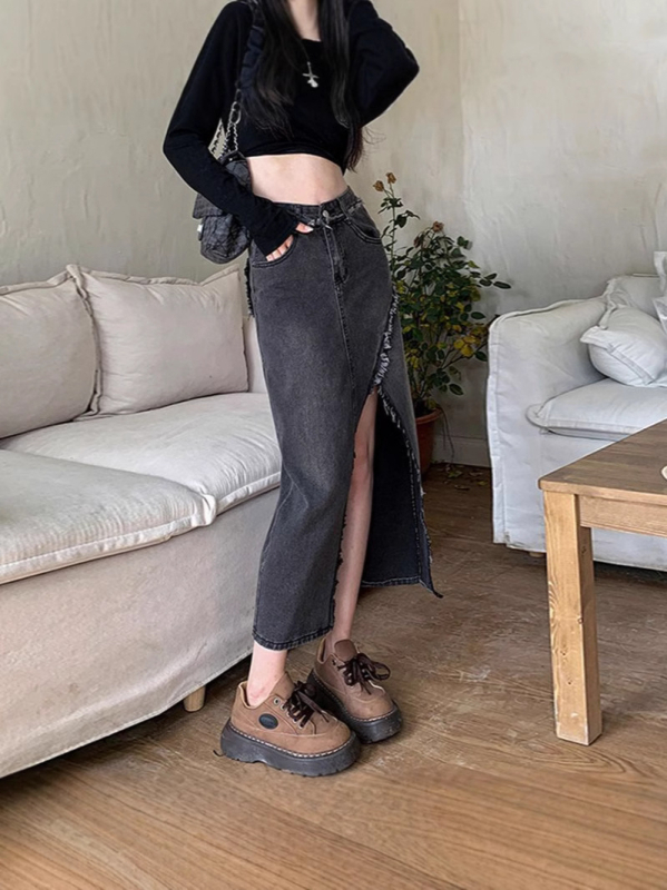 Дънкова пола с A-образен силует, средна дължина, дизайн с пачуърк и неравен разрез