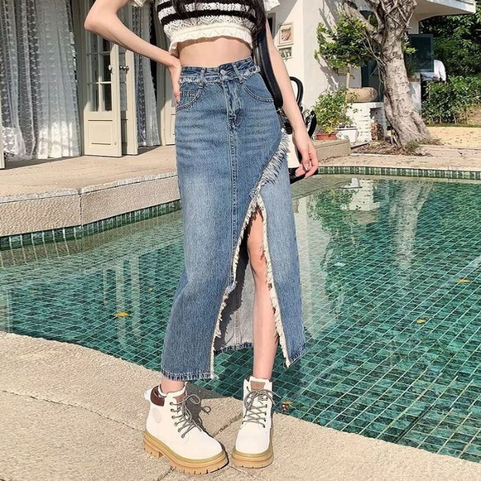 Дънкова пола с A-образен силует, средна дължина, дизайн с пачуърк и неравен разрез