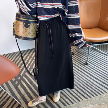 Női kötött A-vonalú szoknya, magas derekú, hátsó hasítékkal, középmagas hosszúságú, poliészter és elasztán