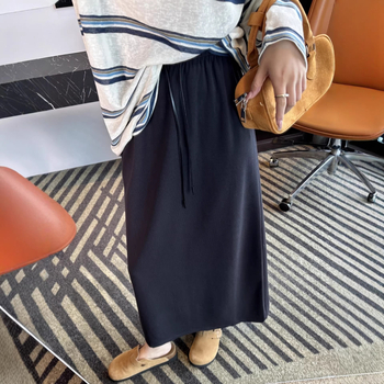 Női kötött A-vonalú szoknya, magas derekú, hátsó hasítékkal, középmagas hosszúságú, poliészter és elasztán
