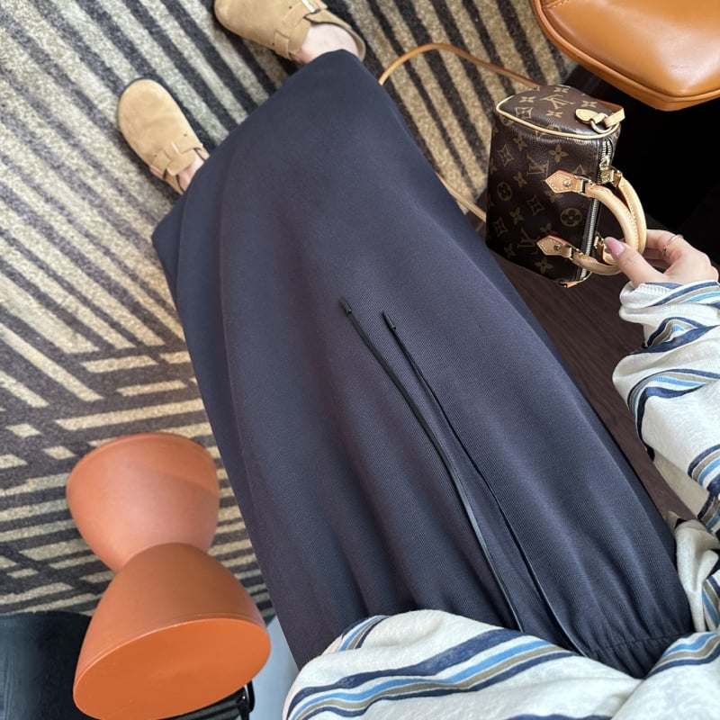 Női kötött A-vonalú szoknya, magas derekú, hátsó hasítékkal, középmagas hosszúságú, poliészter és elasztán