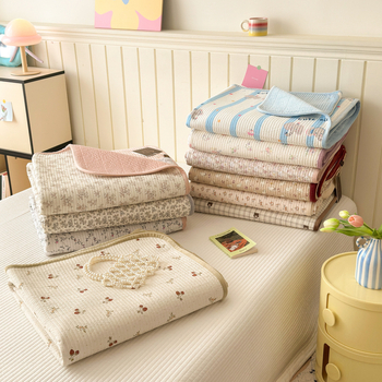 Cuvertură reversibilă pentru pat, set de trei piese — o parte din bumbac, cealaltă din catifea; țesătură 40s, vopsire reactiva, quiltare; spălare la temperatură înaltă