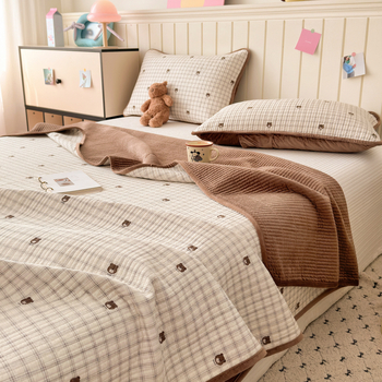 Cuvertură reversibilă pentru pat, set de trei piese — o parte din bumbac, cealaltă din catifea; țesătură 40s, vopsire reactiva, quiltare; spălare la temperatură înaltă