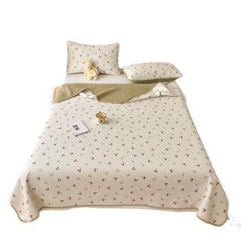 Cuvertură reversibilă pentru pat, set de trei piese — o parte din bumbac, cealaltă din catifea; țesătură 40s, vopsire reactiva, quiltare; spălare la temperatură înaltă