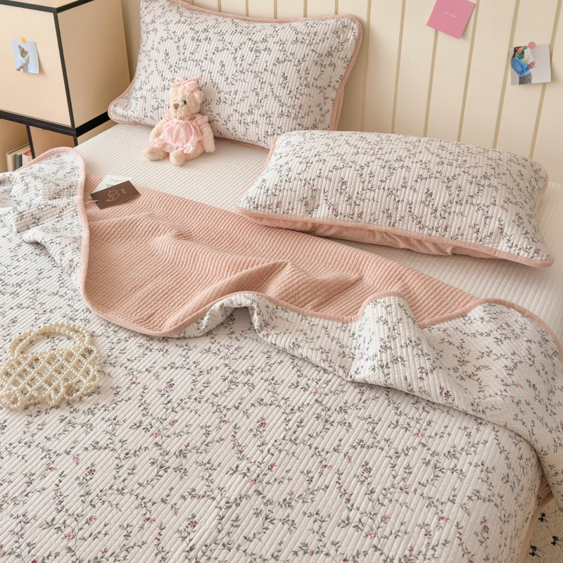 Cuvertură reversibilă pentru pat, set de trei piese — o parte din bumbac, cealaltă din catifea; țesătură 40s, vopsire reactiva, quiltare; spălare la temperatură înaltă