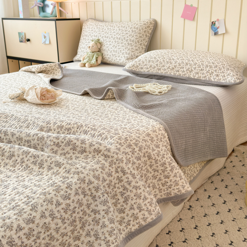 Cuvertură reversibilă pentru pat, set de trei piese — o parte din bumbac, cealaltă din catifea; țesătură 40s, vopsire reactiva, quiltare; spălare la temperatură înaltă