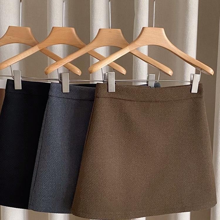 Пола с А-линия, вълнена тъкан, 70–80% полиестер, къса дължина, градски делови стил