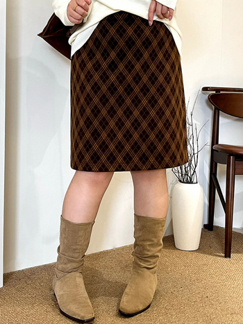 Дамска пола А‑линия с ромбовидна карирана тъкан — ретро стил; плат: полиестер + вискоза; съдържание на основния плат 70–80%; микроеластичност