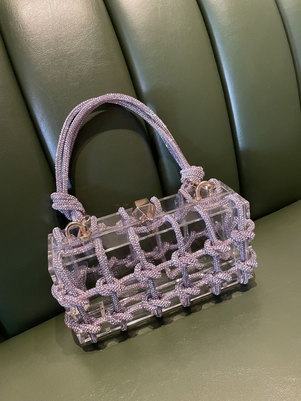 Акрилна кутия вечерна чанта с кристали, прозрачна, със заключване, вътрешни джобове за телефон и лична карта, без подплата, с една презрамка (Материал: акрил; Форма: кутия; Затваряне: заключване; Вътрешни джобове: телефон, лична карта; Подплата: без)}