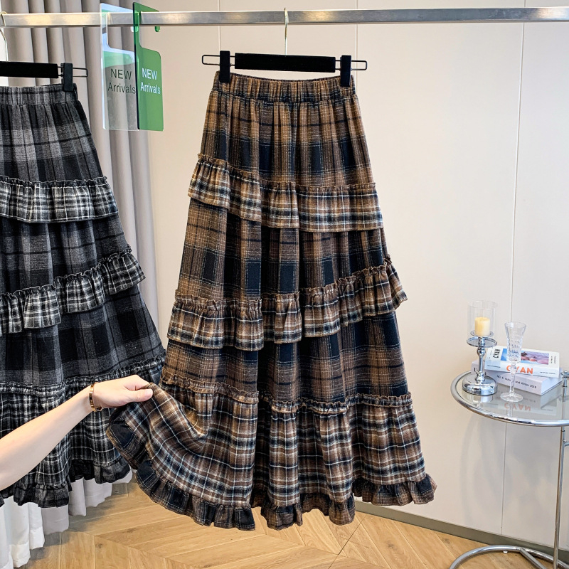 А-образна миди пола с каре модел, вълнена тъкан с полиестер и еластан, триизмерен крой, литературно ретро стил, средна дължина