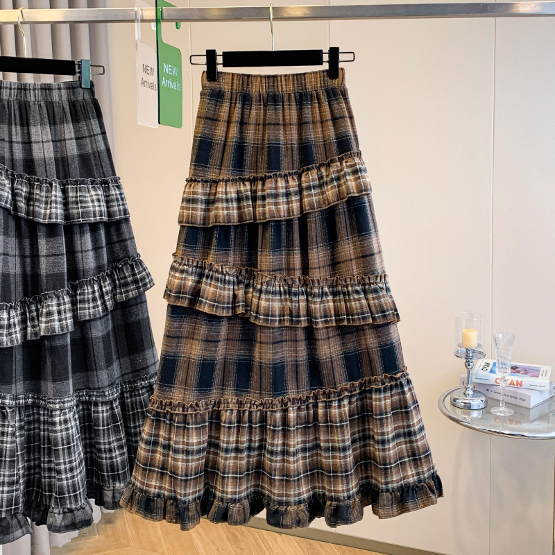 А-образна миди пола с каре модел, вълнена тъкан с полиестер и еластан, триизмерен крой, литературно ретро стил, средна дължина