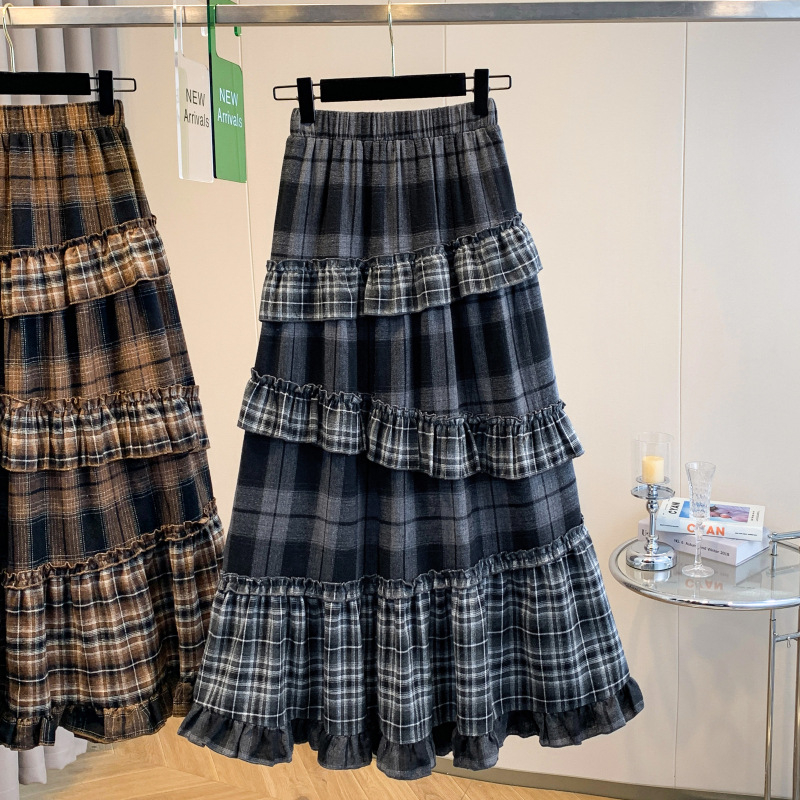 А-образна миди пола с каре модел, вълнена тъкан с полиестер и еластан, триизмерен крой, литературно ретро стил, средна дължина