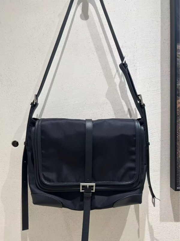 Ženska mala kvadratna crossbody torbica za rame, retro minimalistički stil; Materijal: koža prvog sloja; Zatvaranje: zip; Podstava: PU; Stil: cyber funkcija