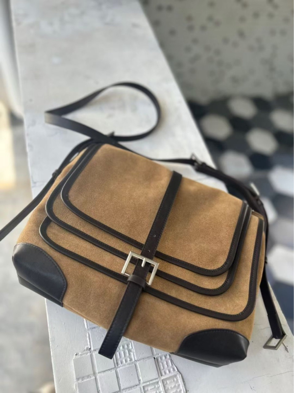 Ženska mala kvadratna crossbody torbica za rame, retro minimalistički stil; Materijal: koža prvog sloja; Zatvaranje: zip; Podstava: PU; Stil: cyber funkcija