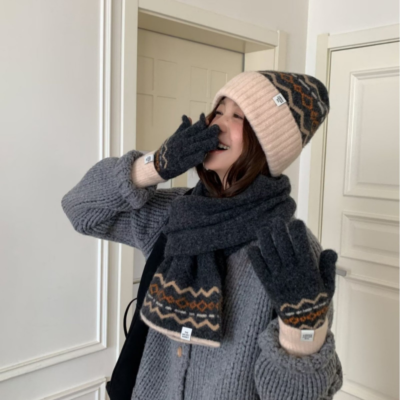 Troje pletene rukavice, šal i kapa — Fair Isle uzorak, warp knitting tehnika, debela toplina za jesen