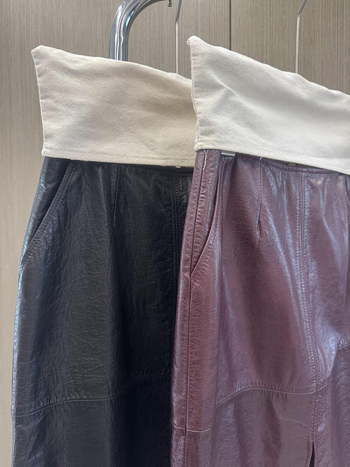 Kožna suknja za bokove, midi duljine, završna obrada oil-wax, umjetnički vintage stil