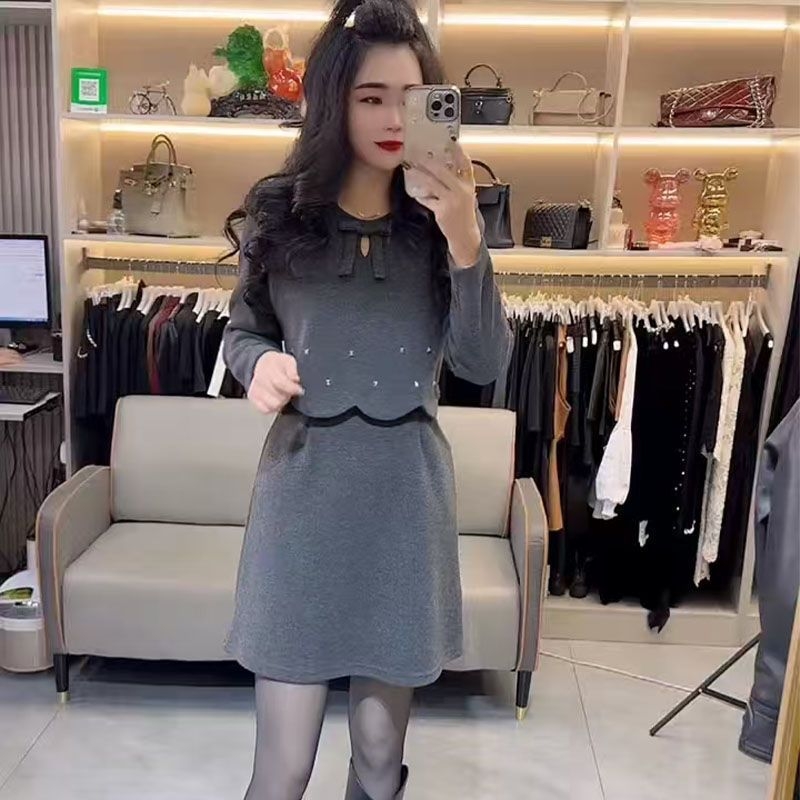 Rochie cu model solid, material poliester, croială dreaptă midi
