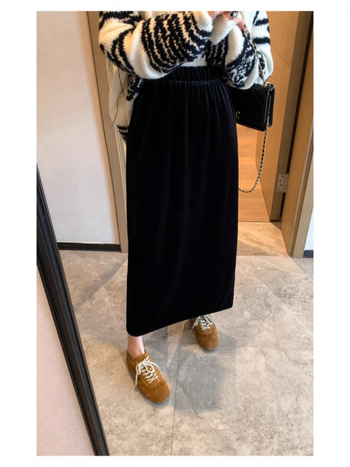 Velúr szoknya, elasztikus derekú, hátsó hasítékkal, közepes hosszúságú, 2026 tavasz
