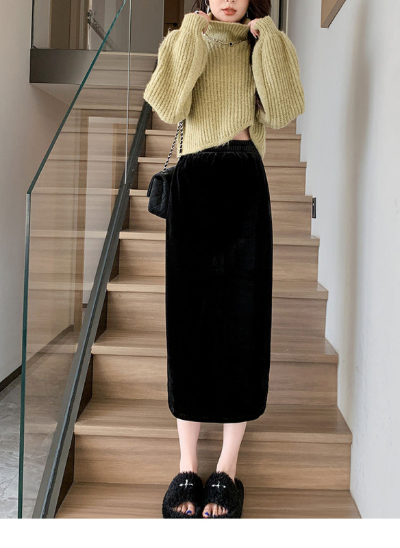 Velúr szoknya, elasztikus derekú, hátsó hasítékkal, közepes hosszúságú, 2026 tavasz