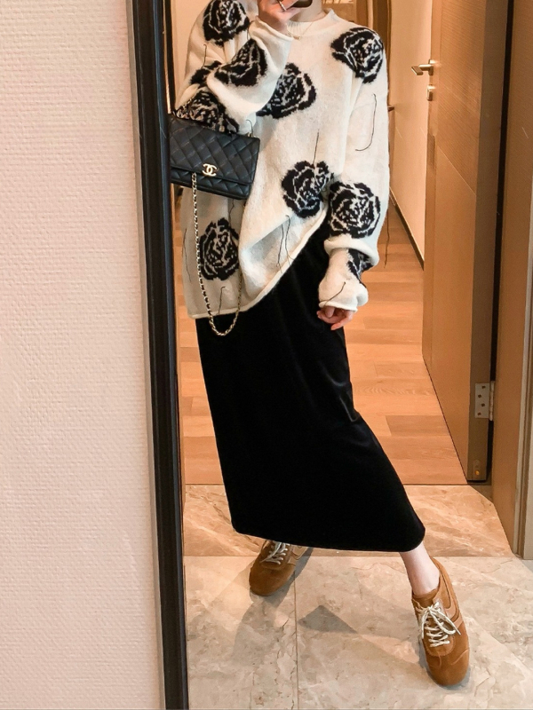 Velúr szoknya, elasztikus derekú, hátsó hasítékkal, közepes hosszúságú, 2026 tavasz