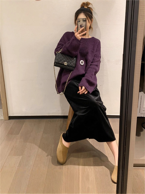 Velúr szoknya, elasztikus derekú, hátsó hasítékkal, közepes hosszúságú, 2026 tavasz