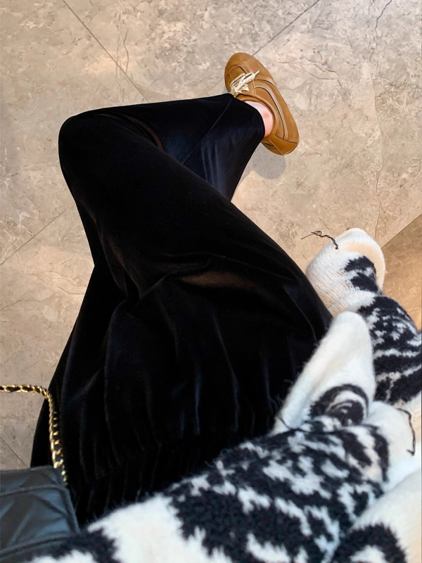 Velúr szoknya, elasztikus derekú, hátsó hasítékkal, közepes hosszúságú, 2026 tavasz