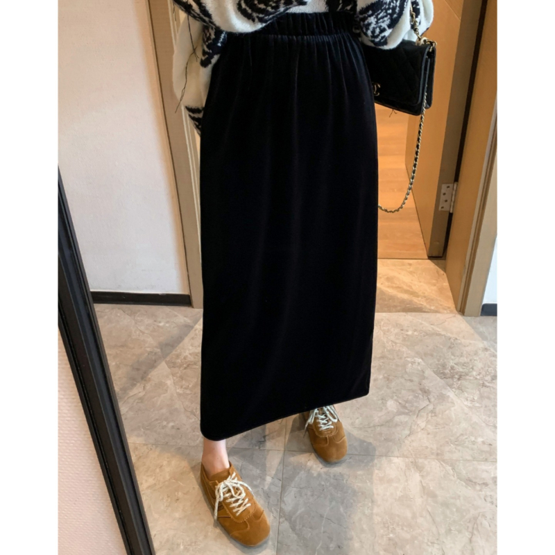 Velúr szoknya, elasztikus derekú, hátsó hasítékkal, közepes hosszúságú, 2026 tavasz
