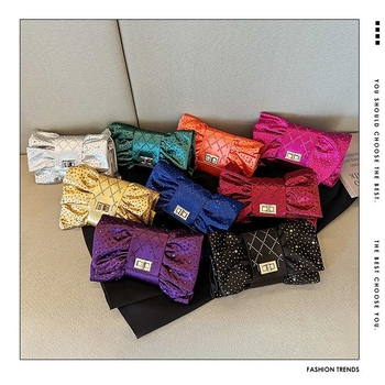 Masni alakú esté táska selyemből, pliszírozott dizájn, belső zsebek telefon és dokumentumok számára, fedéllel záródó nyitás