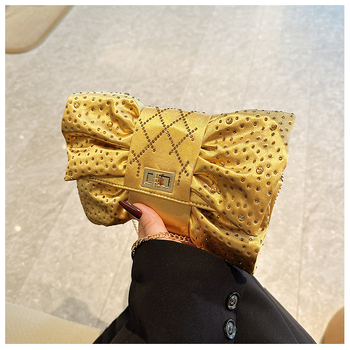 Masni alakú esté táska selyemből, pliszírozott dizájn, belső zsebek telefon és dokumentumok számára, fedéllel záródó nyitás