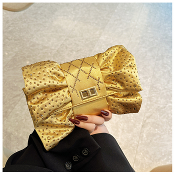 Masni alakú esté táska selyemből, pliszírozott dizájn, belső zsebek telefon és dokumentumok számára, fedéllel záródó nyitás