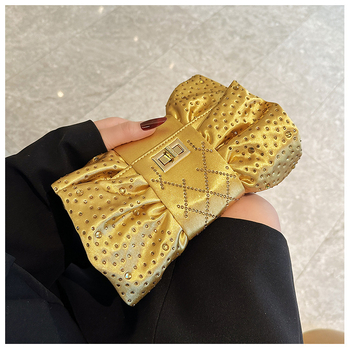 Masni alakú esté táska selyemből, pliszírozott dizájn, belső zsebek telefon és dokumentumok számára, fedéllel záródó nyitás