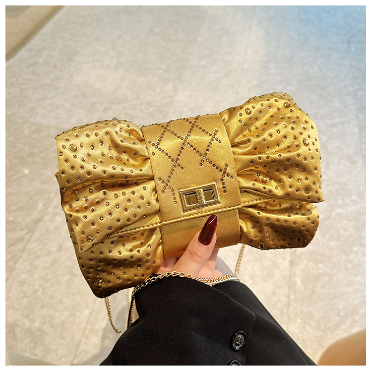 Masni alakú esté táska selyemből, pliszírozott dizájn, belső zsebek telefon és dokumentumok számára, fedéllel záródó nyitás