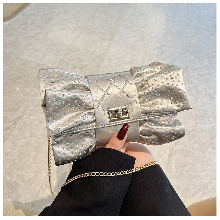 Masni alakú esté táska selyemből, pliszírozott dizájn, belső zsebek telefon és dokumentumok számára, fedéllel záródó nyitás