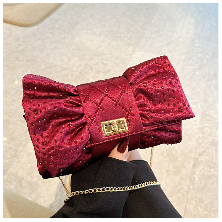 Masni alakú esté táska selyemből, pliszírozott dizájn, belső zsebek telefon és dokumentumok számára, fedéllel záródó nyitás