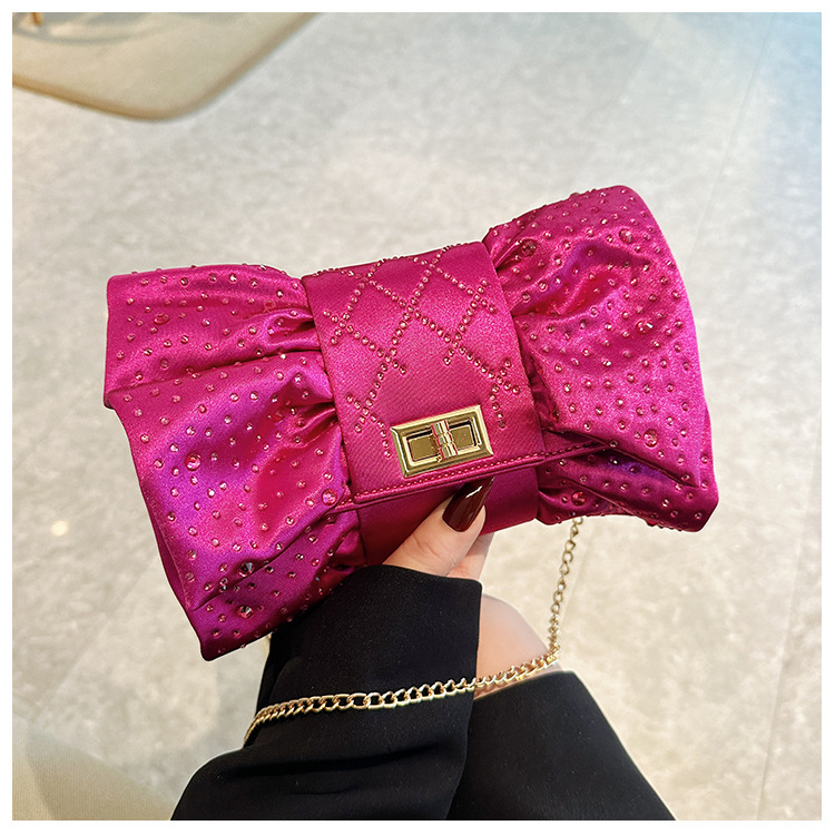 Masni alakú esté táska selyemből, pliszírozott dizájn, belső zsebek telefon és dokumentumok számára, fedéllel záródó nyitás