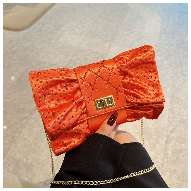 Masni alakú esté táska selyemből, pliszírozott dizájn, belső zsebek telefon és dokumentumok számára, fedéllel záródó nyitás