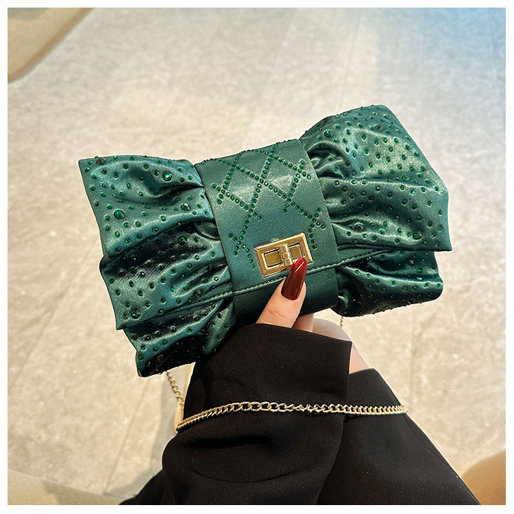 Masni alakú esté táska selyemből, pliszírozott dizájn, belső zsebek telefon és dokumentumok számára, fedéllel záródó nyitás