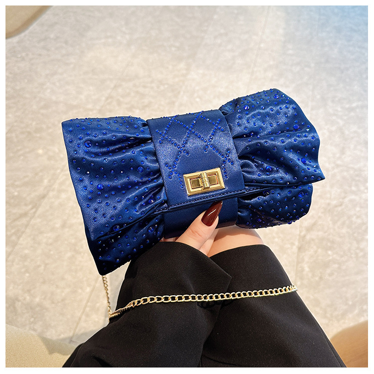 Masni alakú esté táska selyemből, pliszírozott dizájn, belső zsebek telefon és dokumentumok számára, fedéllel záródó nyitás