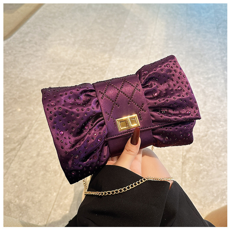 Masni alakú esté táska selyemből, pliszírozott dizájn, belső zsebek telefon és dokumentumok számára, fedéllel záródó nyitás