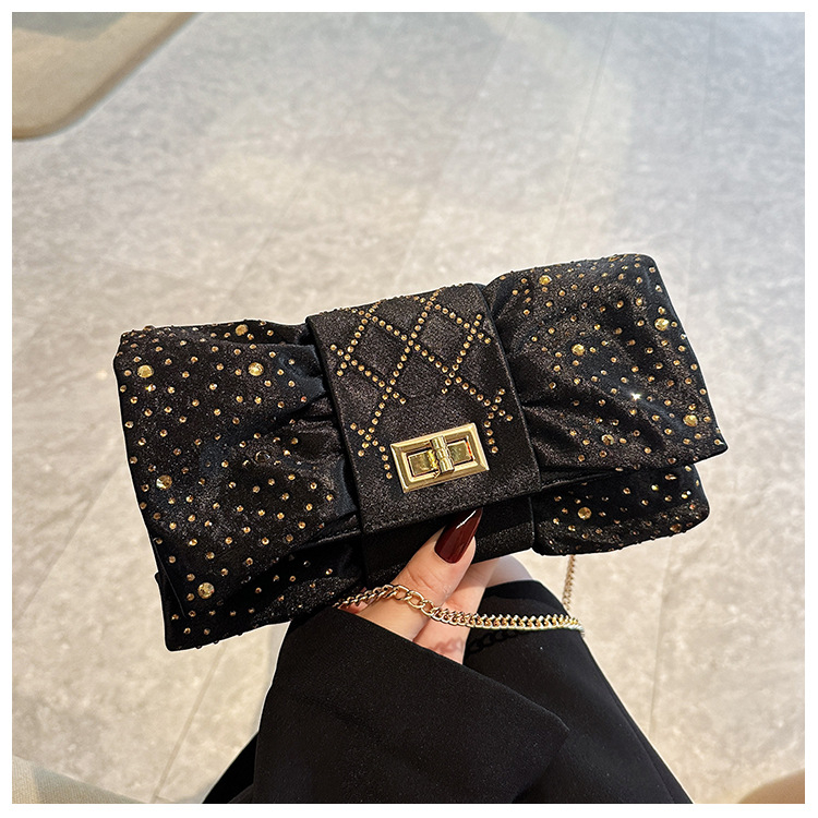 Masni alakú esté táska selyemből, pliszírozott dizájn, belső zsebek telefon és dokumentumok számára, fedéllel záródó nyitás