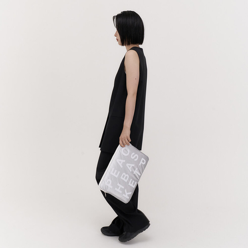 PU bőr tablet belső táska – vízálló, kopásálló és ütésálló; bélés: poliészter; mintázat: betűk