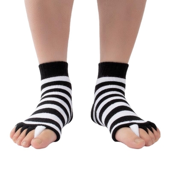 Čarape s pet prstiju od akrilnog vlakna; otvoreni prst; prugasti uzorak; srednja duljina cijevi; unisex.