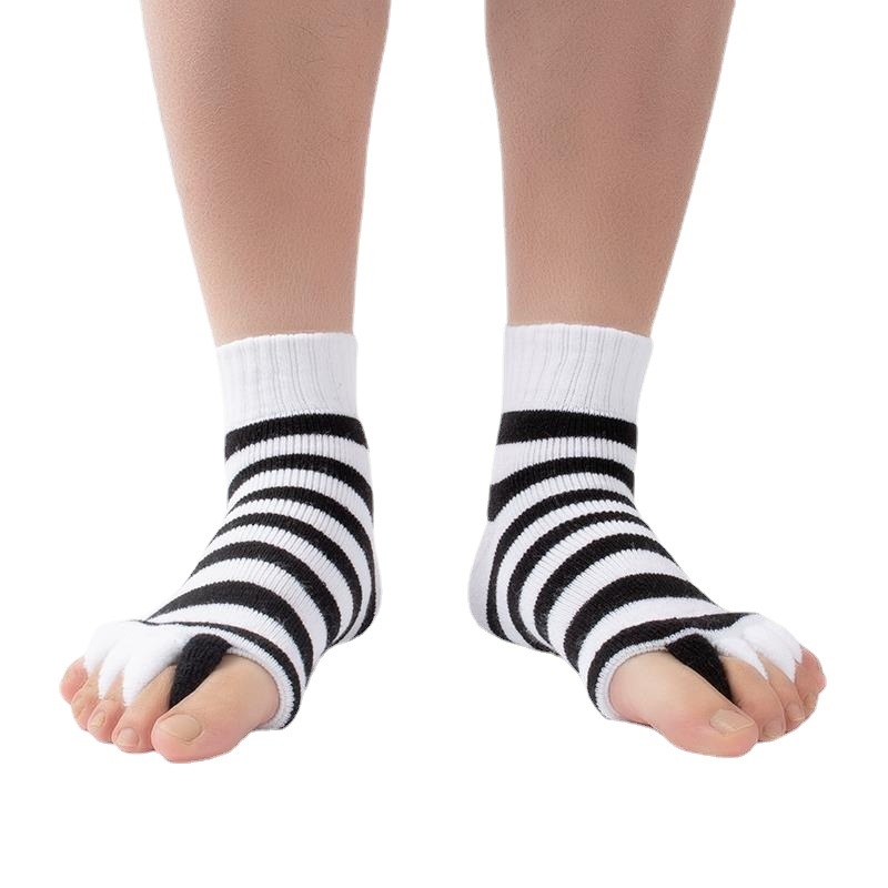 Čarape s pet prstiju od akrilnog vlakna; otvoreni prst; prugasti uzorak; srednja duljina cijevi; unisex.