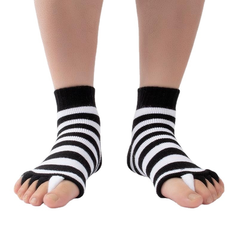 Čarape s pet prstiju od akrilnog vlakna; otvoreni prst; prugasti uzorak; srednja duljina cijevi; unisex.