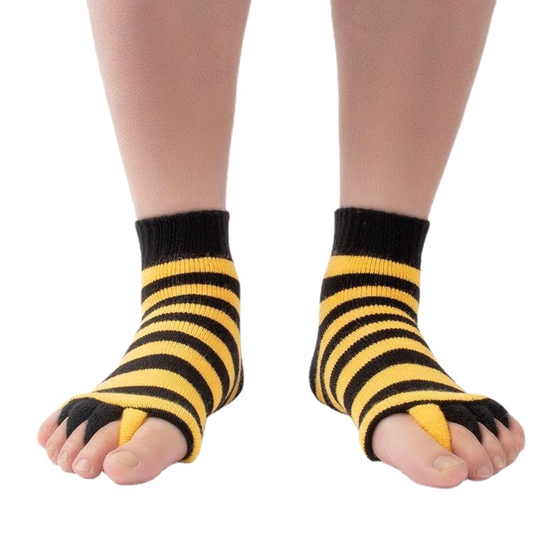 Čarape s pet prstiju od akrilnog vlakna; otvoreni prst; prugasti uzorak; srednja duljina cijevi; unisex.