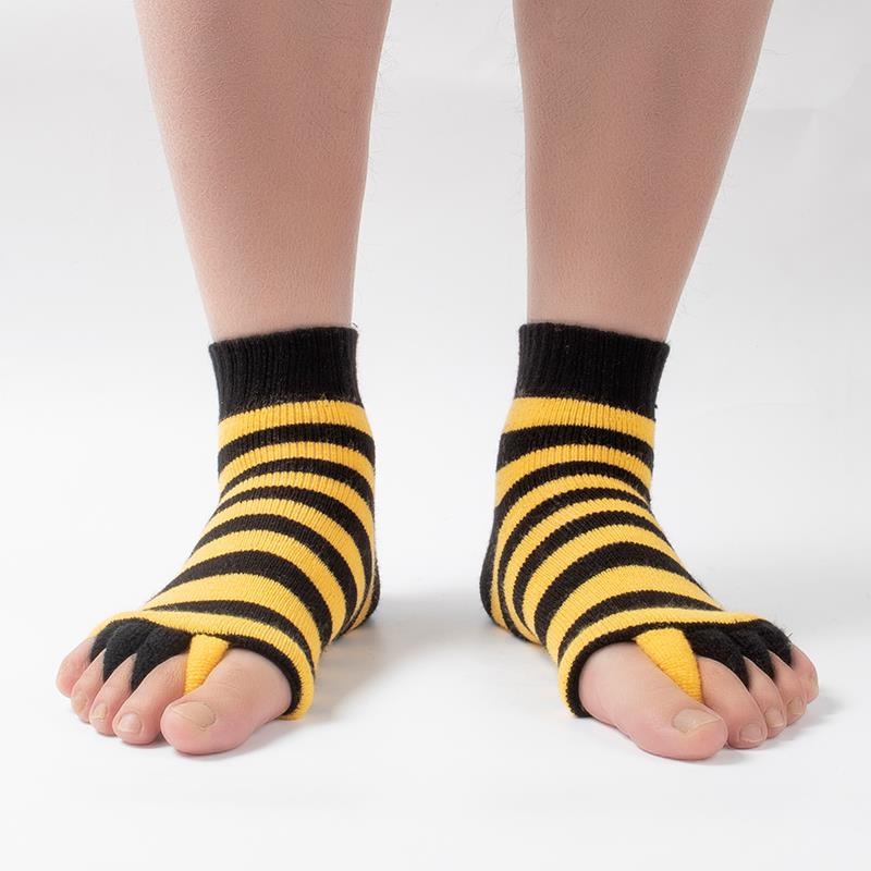 Čarape s pet prstiju od akrilnog vlakna; otvoreni prst; prugasti uzorak; srednja duljina cijevi; unisex.