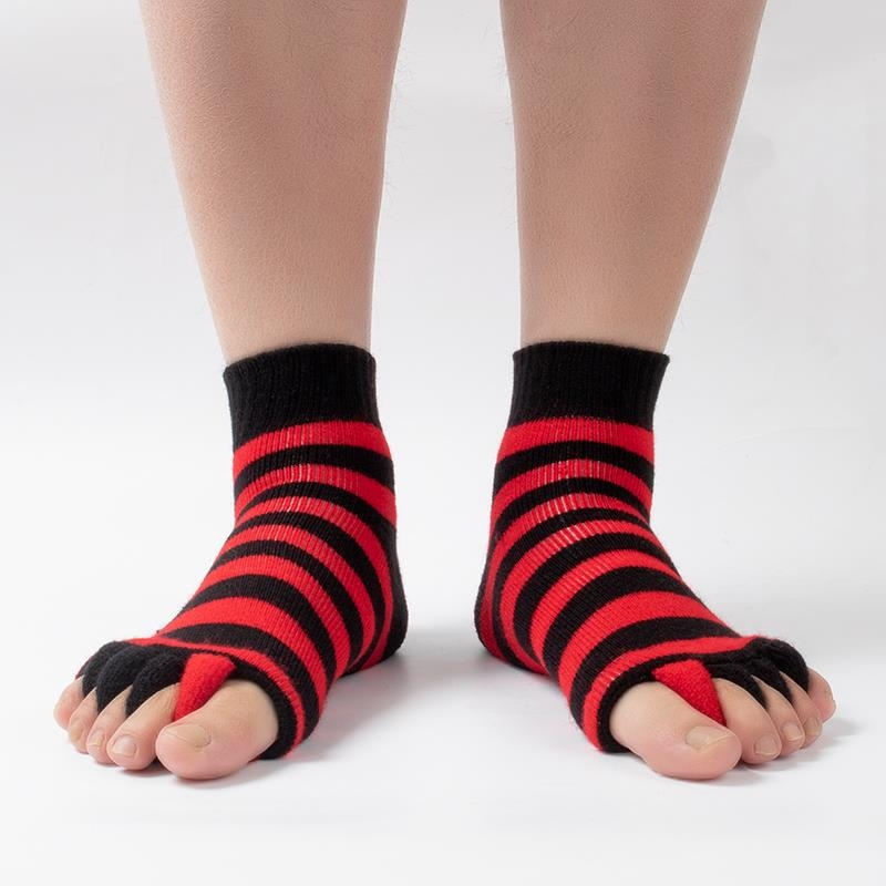 Čarape s pet prstiju od akrilnog vlakna; otvoreni prst; prugasti uzorak; srednja duljina cijevi; unisex.