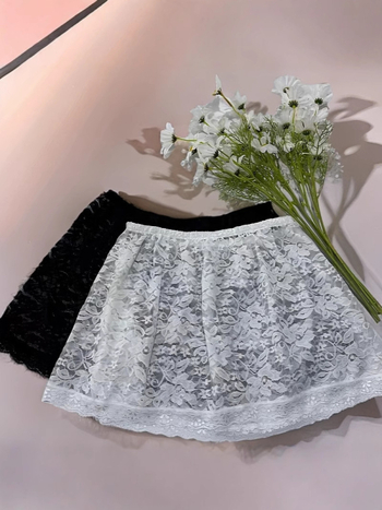 Virágos csipkés réteges pulóver rövid A-vonalú belső szoknyával, poliészter-spandex, 90–95% poliészter, magas rugalmasság, nyár 2024