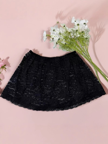 Virágos csipkés réteges pulóver rövid A-vonalú belső szoknyával, poliészter-spandex, 90–95% poliészter, magas rugalmasság, nyár 2024