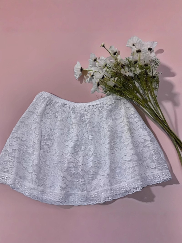 Virágos csipkés réteges pulóver rövid A-vonalú belső szoknyával, poliészter-spandex, 90–95% poliészter, magas rugalmasság, nyár 2024